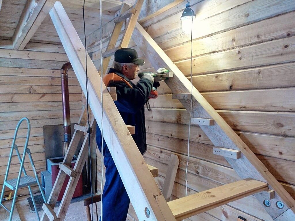 Изготовление косоуров лестницы на объекте